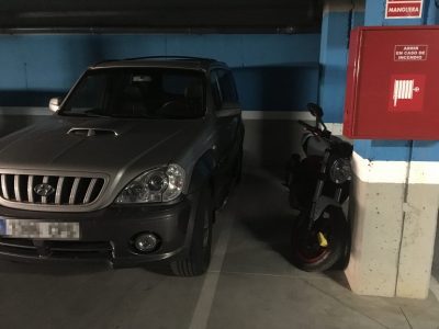 Coche y moto en garaje finca Coche y moto en garaje finca